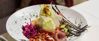 Bunter gemischter Salat mit Schinken und Balsamicogarnitur