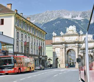 Sightseeingbus Innsbruck vor Stadttor