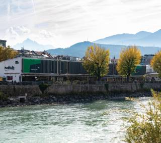 Markthalle Innsbruck mit Fluss im Vordergrund