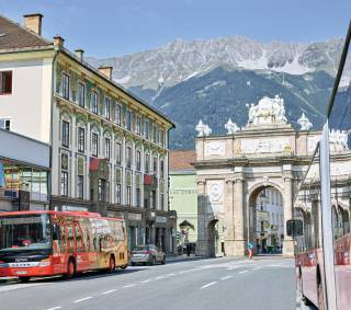Sightseeingbus Innsbruck vor Stadttor